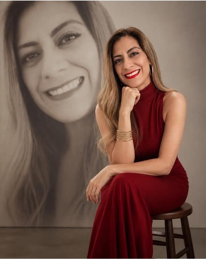 Oly_sentada rojo